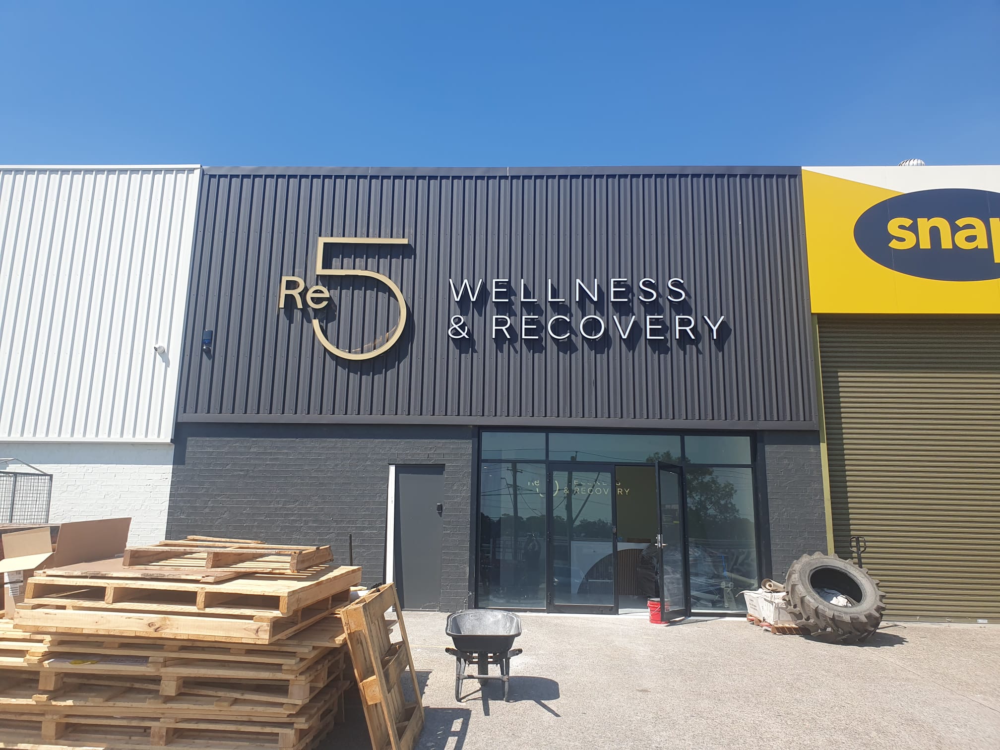 Re5 Wellness and Recovery exterior signage